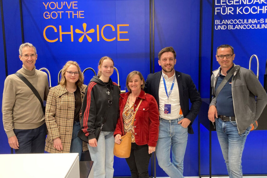 Gruppenfoto der Möbelmesse-Salzburg mit blauem Hintergrund