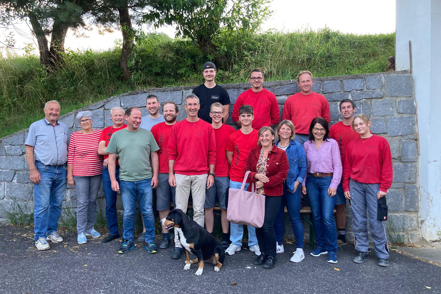 Tischlerei Team Gruppenfoto vom Sommer Grillfest