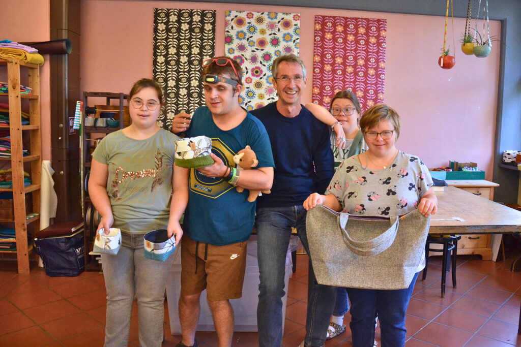 Gruppenbild im Diakoniewerk Gallneukirchen mit Klaus Pühringer und Mitarbeiter aus der Diakonie Werkstatt