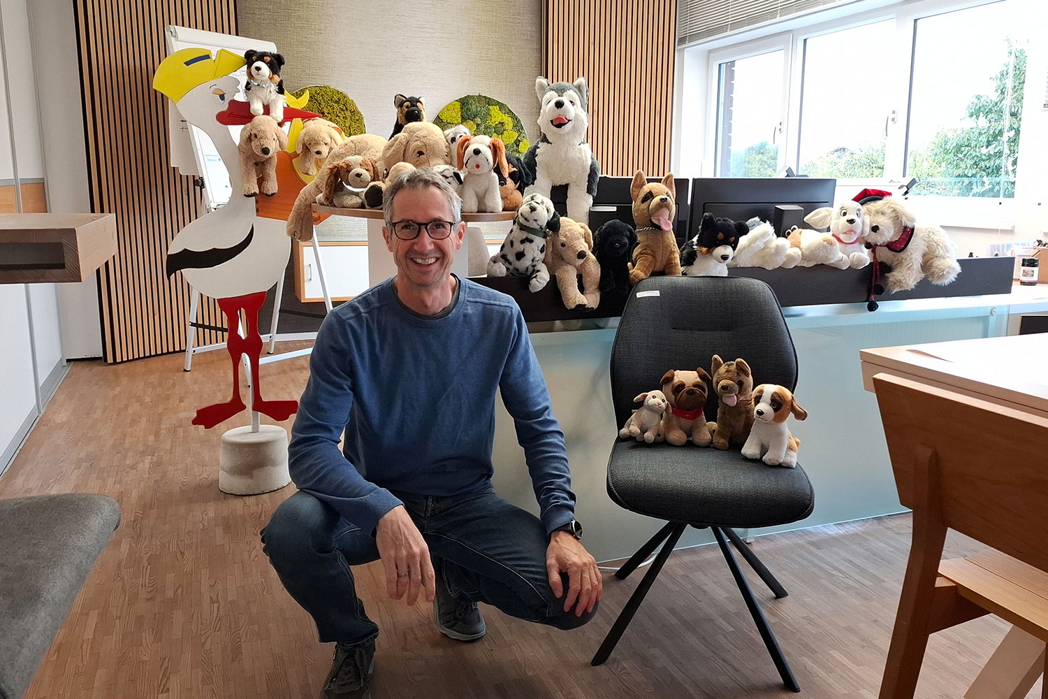 Klaus Pühringer in seinem Büro mit vielen Plüschtieren