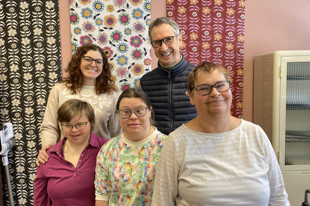 Klaus Pühringer mit den Werkstätte Mitarbeiterinnen und Leiterin Michaela Traxl