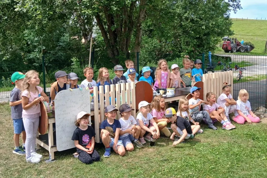 Kindergruppe vom KIGA Schenkenfeld im Garten