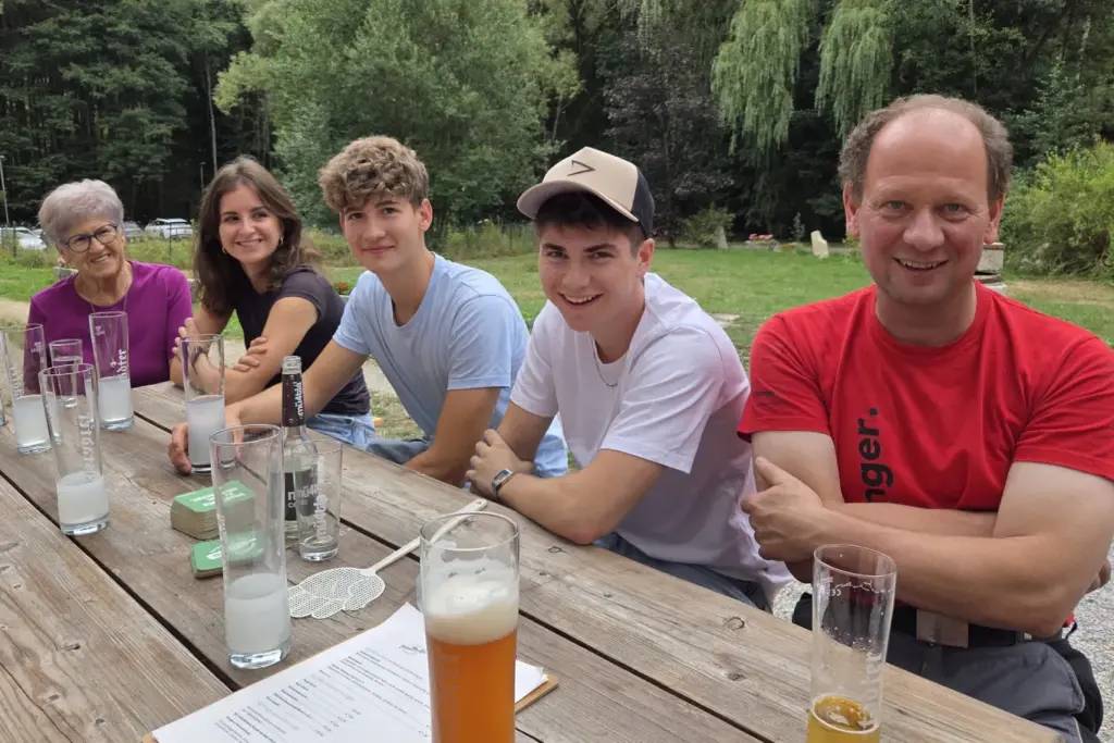 Von links nach rechts: Veronika Pühringer, Amelie Pühringer, junger Mitarbeiter, David Pühringer und Manfred Kudler unser Tischlergeselle.