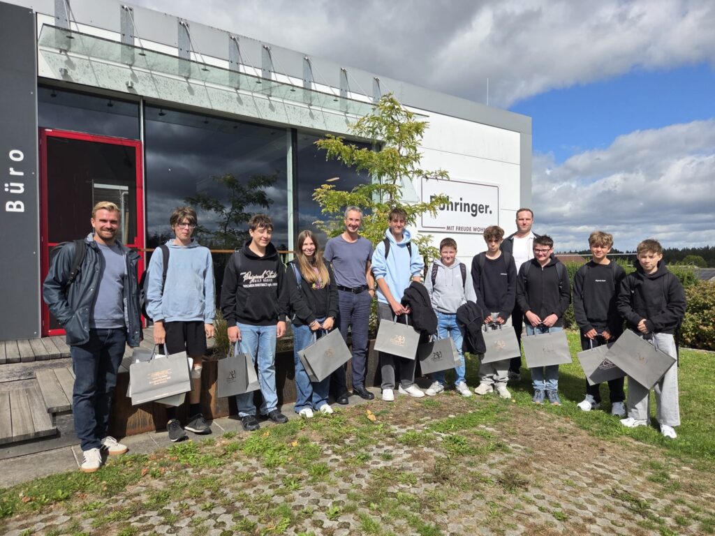 Menschengruppe vor dem Bürogebäude